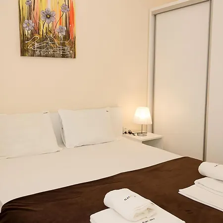 Coastal 1bd Flat With Pool & Parking فارنا