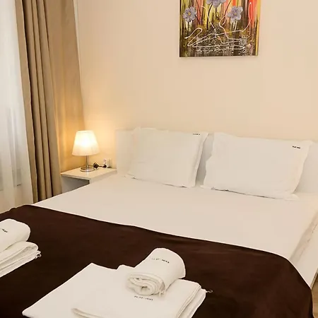Coastal 1bd Flat With Pool & Parking شقة فارنا