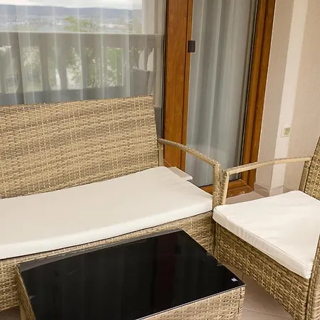 Coastal 1bd Flat With Pool & Parking فارنا